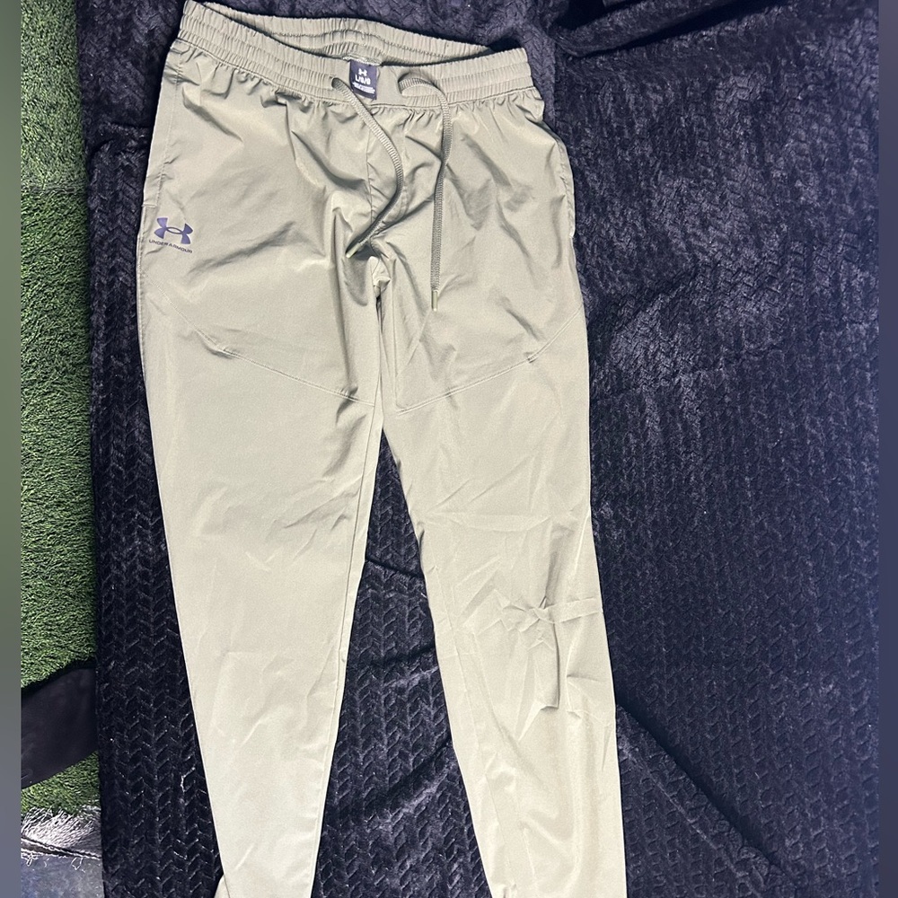 Under Amour athletic wear Size L